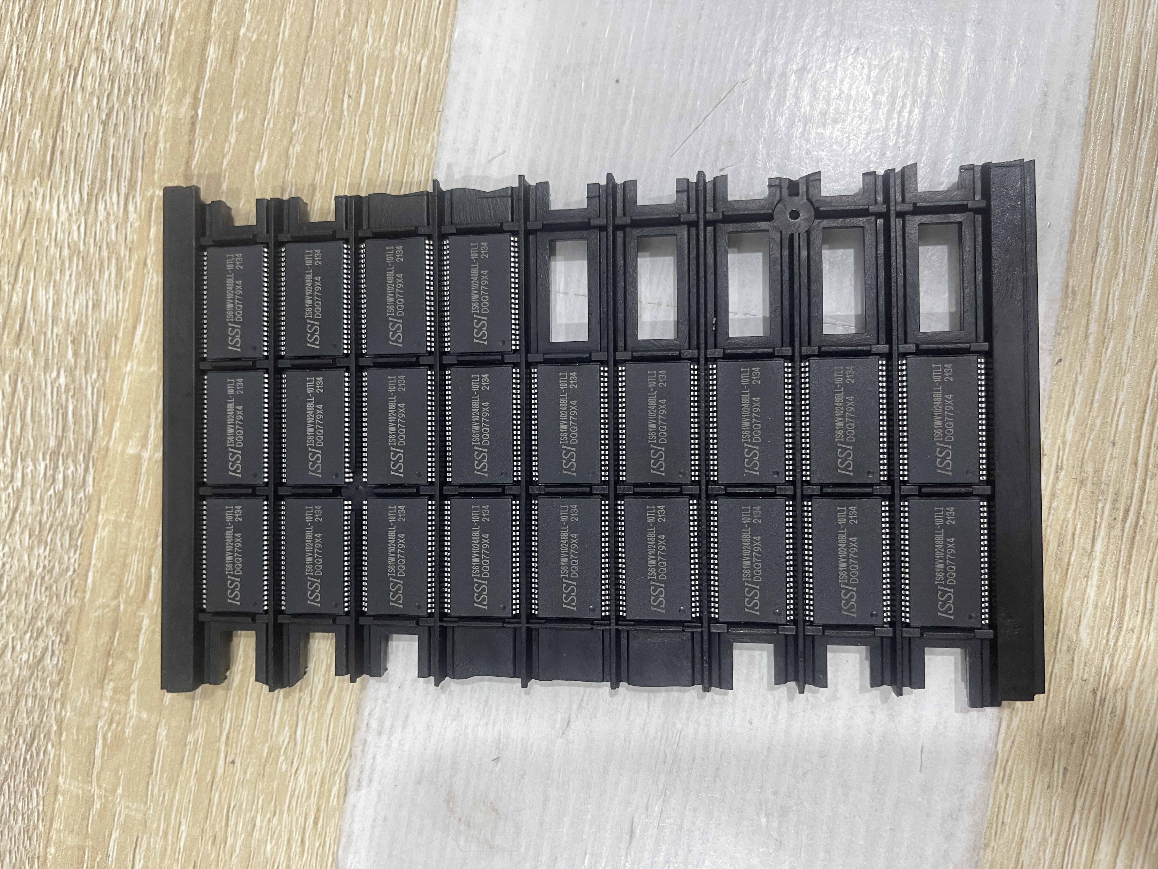 IS61WV10248BLL-10TLI